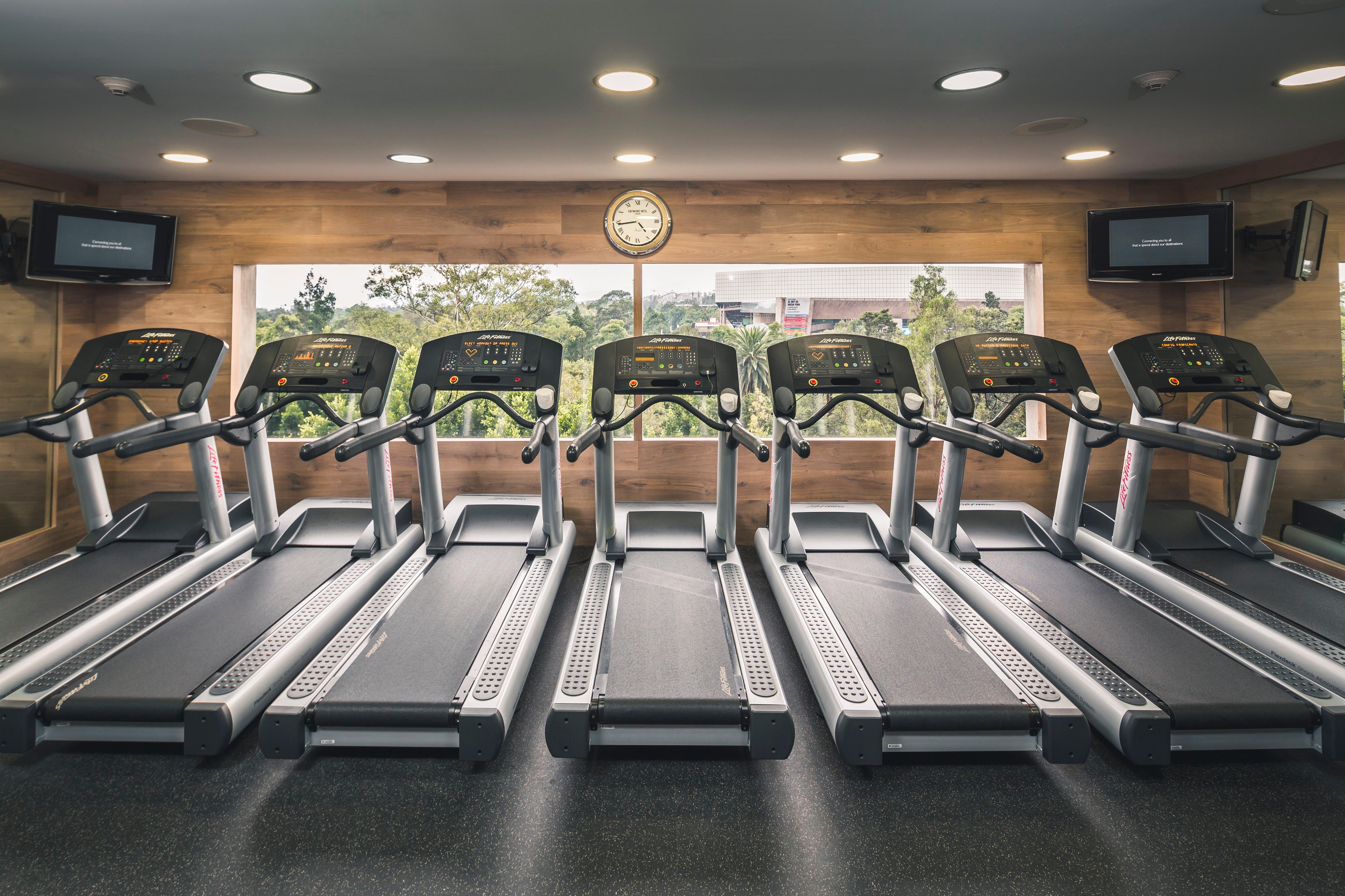 Presidente Intercontinental Mexico City By Ihg Kültér fotó Treadmills in a gym